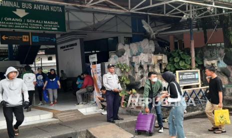 Kondisi Terminal Kampung Rambutan, Jakarta Timur pada Kamis (20/4/2023). Pemudik terpantau masih berdatangan dan memadati terminal.