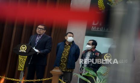 Ketua Komisi II DPR RI Ahmad Doli Kurnia Tanjung (kiri) bersama anggota Komisi II memberikan keterangan pers terkait penyelenggaraan Uji Kelayakan dan Kepatutan calon anggota Ombudsman RI di Lobi Nusantara III, Kompleks Parlemen, 