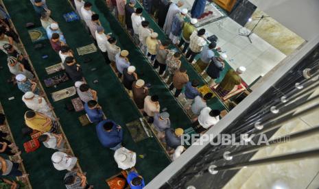 Jamaah melaksanakan shalat tarawih (Ilustrasi). Ponpes Alquraniyah Indramayu Jabar kembali gelar shalat tarawih super kilat 6 menit.