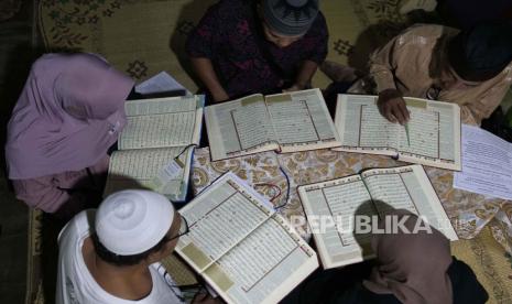 Perempuan transgender menghadiri kelas membaca Alquran di Sekolah Islam Al Fatah di Yogyakarta, Indonesia, Ahad, 6 November 2022.