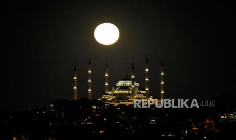 Niat Sholat Tahajud Arab dan Latin Disertai Bacaan Doanya