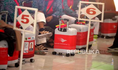 Jamaah calon haji kloter pertama menunggu proses pemeriksaan dokumen di Asrama Haji Donohudan, Boyolali, Jawa Tengah, Selasa (23/5/2023). Sebanyak 360 jamaah calon haji kloter pertama dari Grobogan sudah masuk ke Asrama Haji Donohudan. Di sini selain pemeriksaan dokumen perjalanan haji, petugas juga memeriksa kesehatan, penyerahan uang saku, dan pembagian kamar. Rencananya jamaah calhaj kloter pertama akan terbang ke tanah suci pada 00.30 WIB pada Rabu (24/5/2023).