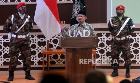 Ketua Umum PP Muhammadiyah Haedar Nashir menyampaikan amanat saat pembukaan Muhammadiyah Jogja Expo (MJE) 2022 di kampus Universitas Ahmad Dahlan (UAD), Yogyakarta, Kamis (6/10/2022). Gelaran MJE 2022 ini untuk menyongsong Muktamar ke-48 Muhammadiyah di Surakarta. Sebanyak 170 peserta dari UMKM, Perbankan, dan Buku mengikuti expo yang diadakan hingga Ahad (9/10/2022).