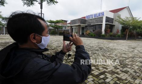 Kejagung Sita Aset Terkait Kasus Asabri Senilai Rp 1 Triliun. Foto:   Seorang wartawan memotret suasana kantor garasi bus Restu Wijawa di Simo, Boyolali, Jawa Tengah, Rabu (24/2/2021). Kejaksaan Agung (Kejagung) menyita aset sebanyak 17 unit bus milik PT Restu Wijaya pada Selasa (23/2/2021) malam, terkait dugaan tindak pidana korupsi PT Asabri. 