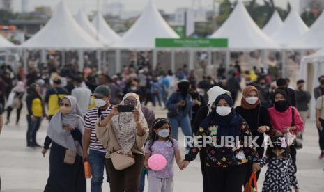 Warga menghadiri acara puncak perayaan HUT ke-495 DKI Jakarta di Jakarta International Stadium, Jakarta, Sabtu (25/6/2022). Malam puncak Jakarta Hajatan dimeriahkan oleh acara konser yang menampilkan sejumlah musisi seperti grup band Padi, Ungu dan Wali serta penyanyi solo Reza Artamevia, Mahalini, Lea Simanjuntak, Saykoji dan Kojek. 