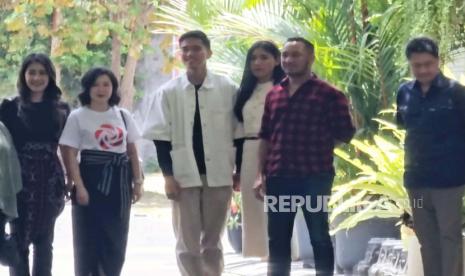 Elite PSI, Jeffry Geovani, Giring Ganesha, hingga Grace Natalie disambut Kaesang Pangarep dan istrinya Erina Gudono di iba di kediaman Presiden Jokowi, Kota Solo, Jawa Tengah, Sabtu (23/9/2023).