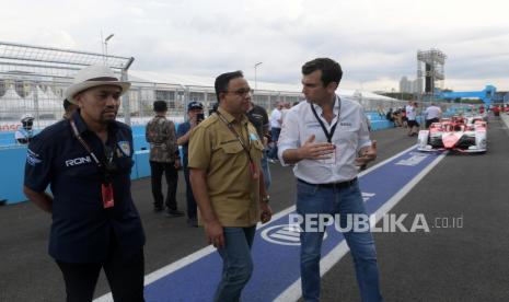 Gubernur DKI Jakarta Anies Baswedan (tengah), bersama Ketua Formula E Jakarta Ahmad Sahroni (kiri) dan Chief Championship Officer Formula E Alberto Longo (kanan) meninjau paddock tim balap Formula E di Jakarta International E-Prix Circuit (JIEC), Jakarta, Jumat (3/6/2022). Kunjungan Anies tersebut untuk memastikan kesiapan penyelenggara jelang ajang balap Formula E Jakarta pada Sabtu, 4 Juni 2022.