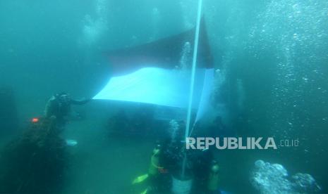 Pengibaran bendera di dalam laut (ilustrasi) 