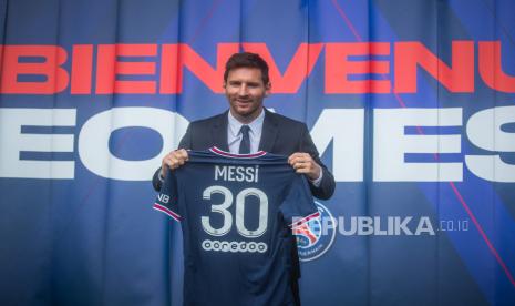 Striker Argentina Lionel Messi berpose dengan jersey PSG barunya setelah konferensi pers sebagai bagian dari presentasi resminya di stadion Parc des Princes, di Paris, Prancis, 11 Agustus 2021. 