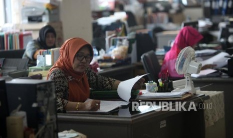 Sejumlah Pegawai Negeri Sipil (PNS) Pemprov DKI Jakarta melakukan aktivitas pada hari pertama masuk kerja usai libur Idul Fitri di Badan Kepegawaian Daerah (BKD) gedung Balaikota, Jakarta, Kamis (21/6).