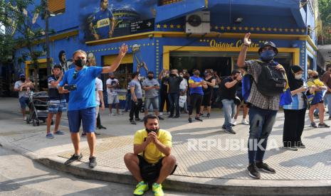  Pendukung Maradona berkumpul di Stadion La Bombonera di lingkungan La Boca di Buenos Aires, Argentina, 25 November 2020. Diego Maradona meninggal dunia pada usia 60 tahun setelah serangan jantung pada 25 November 2020.