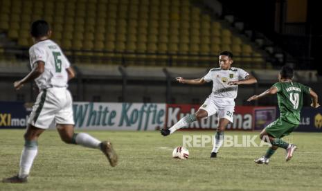 Bek Persebaya Surabaya Rizky Ridho Ramadhani (tengah) dipanggil ke TC Timnas Indonesia. Foto: Republika/Abdan Syakura