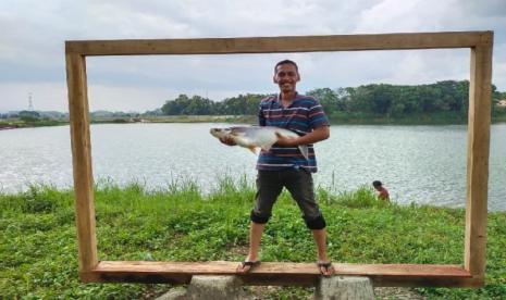 Berwisata Sambil Mancing di Bungursari Lake Park Purwakarta