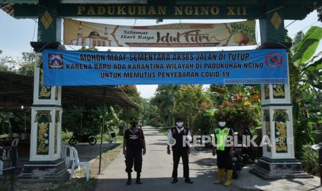 Sleman Gerakkan Warga Gotong Royong Tanggulangi Covid-19. Petugas berjaga di pintu masuk kampung saat karantina wilayah di Padukuhan Ngino XII, Margoagung Sleman, D.I Yogyakarta, Jumat (18/6/2021). Sejak 16 Juni 2021, Padukuhan Ngino XII dan Ngino XI melakukan karantina wilayah guna memutus penyebaran COVID-19 menyusul sejumlah warga di kampung itu terpapar COVID-19 seusai melakukan ziarah. 