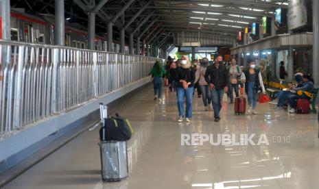 Penumpang berjalan menuju pintu keluar Stasiun Besar Yogyakarta (ilustrasi). Manajer Humas KAI Daop 6 Yogyakarta, Franoto Wibowo, membenarkan peristiwapenumpang kereta api yang berusaha masuk ke dalam KA yang sudah bergerak, sehingga kaki penumpang tersebut terjatuh ke celah antara kereta dengan peron. Peristiwa itu disebut terjadi di Stasiun Yogyakarta.