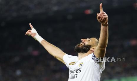 Selebrasi striker Real Madrid Karim Benzema setelah mencetak hattrick pada laga semifinal leg kedua Piala Raja antara Barcelona FC dan Real Madrid Stadion Camp Nou Spanyol, (6/4/2023) dini hari WIB.