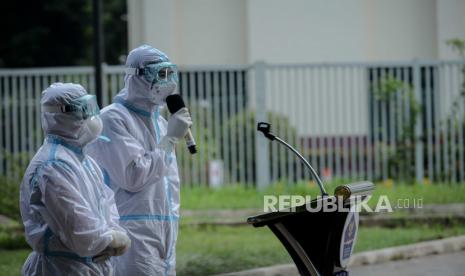 Perwakilan dokter menyampaikan keterangan pers di halaman Rumah Sakit Darurat Wisma Atlet, Jakarta, Ahad (15/11). Dalam konferensi pers tersebut Satgas Covid-19 bersama Ikatan Dokter Indonesia (IDI) mengimbau masyarakat untuk menerapkan protokol kesehatan serta mengurangi aktivitas yang menimbulkan kerumunan untuk menekan penyebaran covid-19. Republika/Thoudy Badai