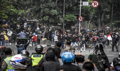 Sejumlah demonstran terlibat bentrok dengan petugas kepolisian