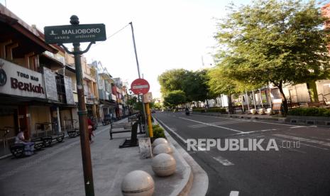 Suasana jalan pada hari pertama Hari Raya Iedul Fitri 1441 H di Jalan Malioboro, Yogyakarta, Ahad (24/5). Kondisi jaIanan di Kota Pelajar sepi bahkan di beberapa titik cenderung lengang