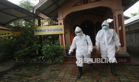 Relawan yang menggunakan Alat Pelindung Diri (APD) menyemprotkan disinfektan di Kelurahan Teluk Dalam Banjarmasin, Kalimantan Selatan. Ilustrasi