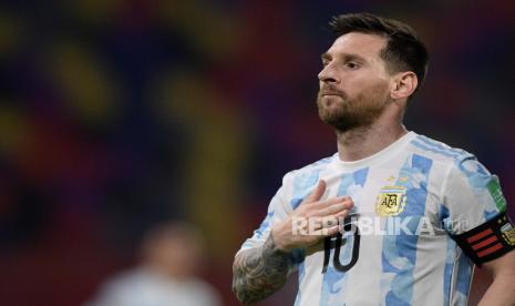 Pemain Argentina Lionel Messi melakukan selebrasi setelah mencetak gol ke gawang Chile pada pertandingan sepak bola kualifikasi Piala Dunia Qatar 2022 Amerika Selatan antara Chile dan Argentina di Santiago del Estero, Argentina, 03 Juni 2021.