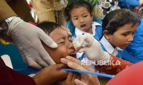 Petugas kesehatan memberikan vaksin polio kepada anak di puskesmas (ilustrasi). 