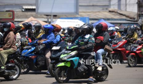 Pemudik dengan mengendarai sepeda motor melintas di Simpang Empat Kanggraksan, Cirebon, Jawa Barat.