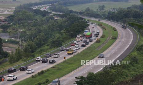 Sejumlah kendaraan pemudik melintas di jalan Tol Cikopo-Palimanan, Jawa Barat, Rabu (27/4/2022). Puncak arus mudik Lebaran Idul Fitri 2022 diperkirakan akan terjadi mulai hari ini, Kamis (28/4/2022). Juru Bicara Kementerian Perhubungan (Kemenhub) Adita Irawati mengungkapkan sudah menyiapkan sejumlah antisipasi arus mudik dengan berkoordinasi bersama kepolisian. 