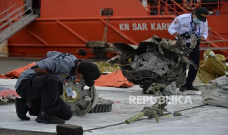 Tim investigasi KNKT melakukan pemeriksaan bagian pesawat Sriwijaya Air SJ 182 di Dermaga JICT 2, Jakarta, Selasa (12/1). KNKT menerima sejumlah komponen pesawat Sriwijaya Air SJ 182 yang jatuh di perairan Kepulauan Seribu. Komponen pesawat yang sudah bisa diidentifikasi mulai dari ekor pesawat, beberapa instrumen pesawat seperti GPWS dan radio altimeter, hingga peluncur darurat. Foto : Edwin Putranto/Republika