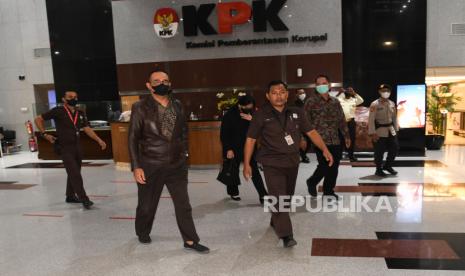 Mantan pejabat Ditjen Pajak Kementerian Keuangan Rafael Alun Trisambodo (kedua kiri) dan istrinya Ernie Meike (ketiga kiri) berjalan usai menjalani pemeriksaan di Gedung Merah Putih KPK, Jakarta. KPK akan menyelidiki keterlibatan keluarga termasuk istri dalam pencucian uang Rafael