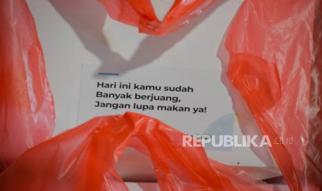 Nasi boks siap saji yang disediakan Sekolah Relawan di Warung untuk Rakyat, Jalan Sulawesi, Beji, Depok, Jawa Barat. Jumat (28/8). Warung makan tersebut menyediakan makanan gratis bagi warga yang terdampak COVID-19 sebagai bentuk aksi sosial di tengah pandemi selain menyediakan makanan di tempat, para sukarelawan juga mendistribusikan makanan ke sejumlah rumah sakit, panti jompo, dan tempat-tempat umum lainnya. Dalam sehari Sekolah Relawan menyediakan 1.000 hingga 1.500 porsi makanan gratis hasil dari bantuan kolektif sejumlah donatur.