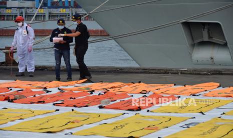 Tim Disaster Victim Identification (DVI) Polri melakukan identifikasi jenazah korban pesawat Sriwijaya Air JT 182 di Dermaga JICT 2, Jakarta, Senin (11/1). Foto : Edwin Putranto/Republika