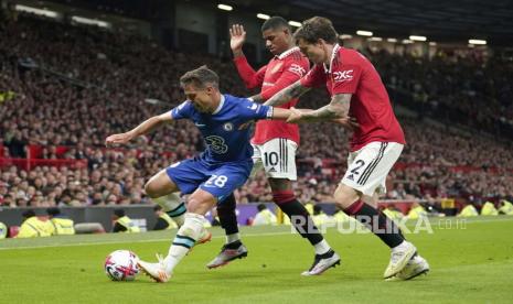 Pemain Chelsea Cesar Azpilicueta (kiri) membawa bola dijaga pemain Manchester United Marcus Rashford dan pemain Manchester United Victor Lindelof salt pertandingan sepak bola Liga Utama Inggris antara Manchester United dan Chelsea di stadion Old Trafford di Manchester, Inggris, Jumat, (26/5/20230).