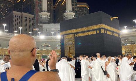 Jamaah berlomba-lomba mendapatkan tempat mustajab di Masjidil Haram. 