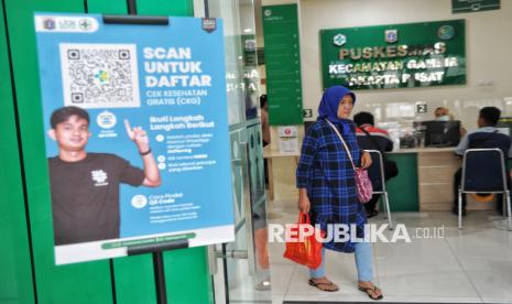 Warga saat melakukan registrasi untuk melakukan cek kesehataan gratis (CKG) di Puskesmas Kecamatan Gambir, Jalan Tanah Abang I, Jakarta Pusat, Senin (10/2/2025).