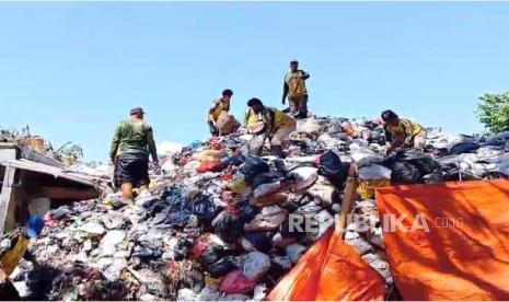 Tumpukan sampah menggunung di TPS Sarimadu, Sarijadi, Kota Bandung, Kamis (14/9/2023). 