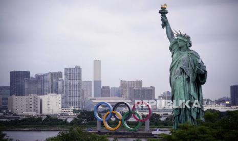 Monumen cincin Olimpiade raksasa di sebelah replika Patung Liberty Odaiba di Taman Laut Odaiba di Tokyo, Jepang, 16 Juli 2020.