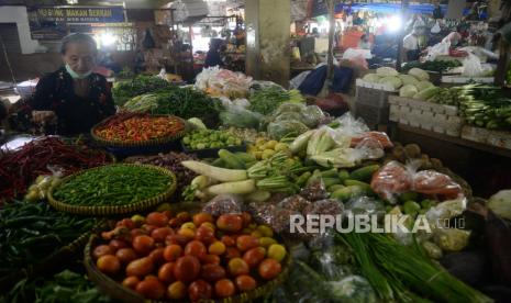 Pedagang sayur mayur menanti pembeli di pasar (ilustrasi). Harga komoditas pangan berpotensi mengalami kenaikan pada 2021.