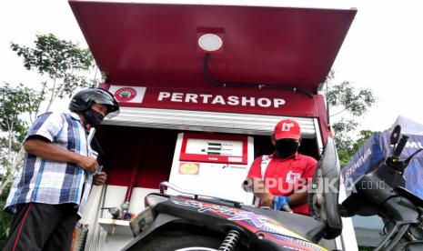 Petugas mengisi BBM Pertamax konsumen di Pertashop Desa Umbulharjo, Sleman, Yogyakarta, Selasa (1/12). Pertamina mengajak pemerintah desa untuk berkerja sama penyaluran BBM dan LPG melalui outlet SPBU mini yang dinamai Pertashop. Desa yang tertarik bisa menyiapkan izin, lahan, dan investasi mulai Rp 300jt an. Dan Pertamina akan memprioritaskan lembaga desa atau BUMdes sebagai pengelola Pertashop.