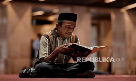 Jamaah membaca Alquran (ilustrasi). Alquran mempunyai sejumlah keistimewaan  