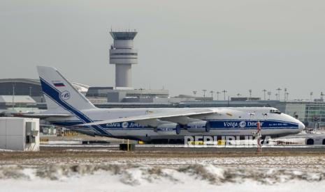 Antonov AN-124 terdaftar Rusia ditarik di Bandara Pearson di Toronto pada Senin, 28 Februari 2022. Wilayah udara Kanada ditutup untuk pesawat terdaftar Rusia.