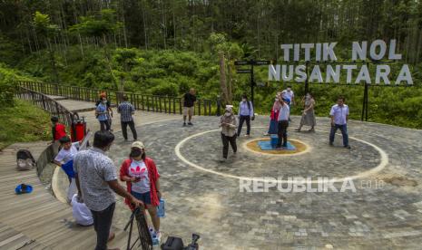 Warga bersantai di lokasi titik nol Ibu Kota Negara (IKN) Nusantara di Kecamatan Sepaku, Kabupaten Penajam Paser Utara, Kalimantan Timur. PT Adhi Karya Tbk. turut berpartisipasi dalam penyelenggaraan tender sejumlah proyek infrastruktur di Ibu Kota Negara (IKN) Nusantara. Emiten dengan kode saham ADHI ini pun menargetkan dapat memperoleh kontrak baru hingga Rp 3,5 triliun dari proyek tersebut. 