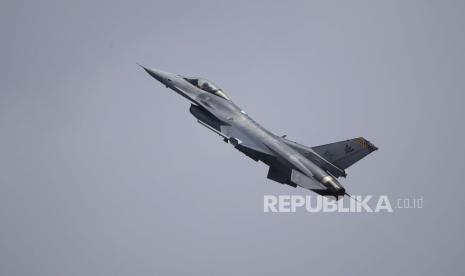  Sebuah jet tempur F-16C Angkatan Udara Republik Singapura (RSAF) melakukan pertunjukan udara selama Singapore Airshow 2022 di Changi Exhibition Centre di Singapura, Selasa, 15 Februari 2022.