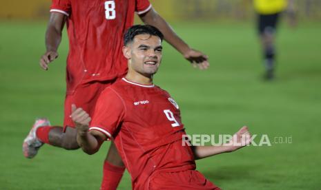 Pemain timnas Indonesia U-20 Jens Raven merayakan gol usai membobol gawang Timnas Maladewa U-20 pada laga Grup F Kualifikasi Piala Asia U-20 2025 di Stadion Madya, Senayan, Jakarta ,Rabu (25/9/2024). Garuda Muda sukses mengalahkan Maladewa 4-0.