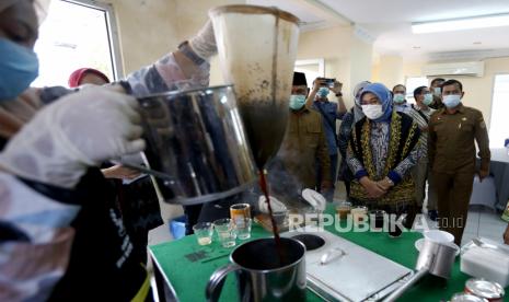 Menteri Ketenagakerjaan Ida Fauziyah (dua kanan) menyaksikan peserta pelatihan barista meracik kopi secara tradisional di Balai Latihan Kerja (BLK), Banda Aceh, Aceh, Selasa (11/1/2021). Menteri Ketenagakerjaan berharap Pemerintah Daerah memanfaatkan BLK sebagai tempat meningkatkan kemampuan tenaga kerja serta sumber daya manusia untuk meminimakan angka pengangguran. 