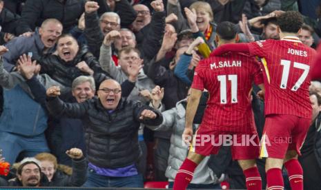 Pemain Liverpool Mohamed Salah merayakan gol pada pertandingan antara Liverpool dan Brighton Liga Premier Inggris di Liverpool, Inggris, Sabtu (2/11/2024).