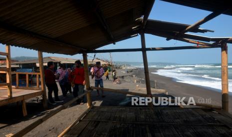 Warung semi permanen yang tersisa pascagelombang tinggi di Pantai Depok, Bantul, Yogyakarta, Selasa (19/7/2022). Sri Sultan Hamengkubuwono X memantau imbas gelombang tinggi yang menerjang Pantai Depok pada akhir pekan lalu. Beberapa warung semi permanen yang berada di bibir pantai rusak dihempas ombak.