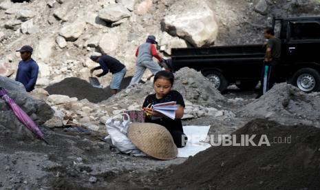 Manda (10) belajar secara daring di area penambangan pasir Lereng Gunung Merapi, Cangkringan, Sleman, D.I Yogyakarta. Hingga kini DIY belum memperbolehkan sekolah menggelar pembelajaran tatap muka. (ilustrasi)