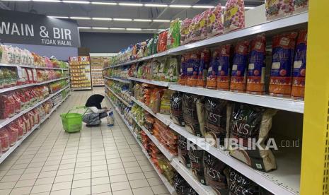 Konsumen berbelanja di supermarket (ilstrasi). Bberapa perilaku keliru yang umum mereka amati terjadi di supermarket dan saran untuk menghindarinya. 