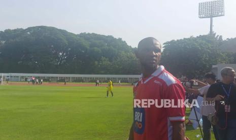 Legenda sepak bola Prancis, Eric Abidal memberikan instruksi dari pinggir lapangan dalam Fourfeo Mini Tournament, Brimo Future Garuda di Stadion Madya, Jakarta, Kamis (1/6/2023).